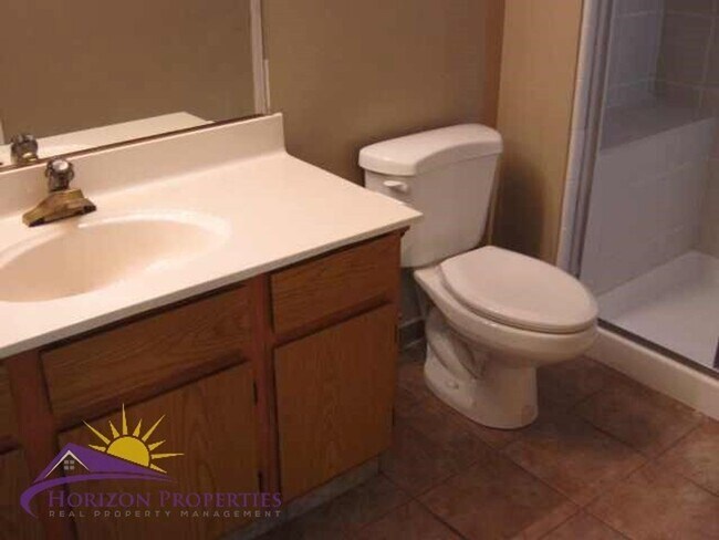 Building Photo - Open 2 Bed 2 Bath Natomas Duplex Unit