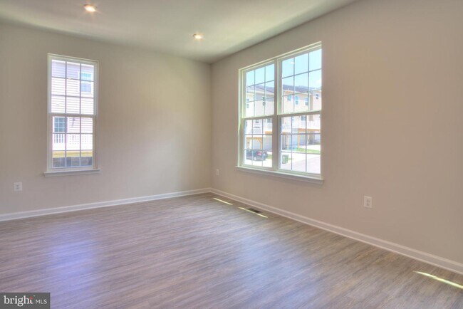 Building Photo - 2506 EMBER Ln