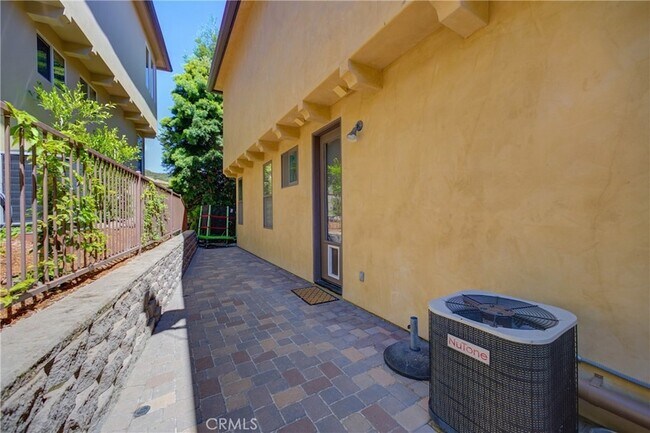 Building Photo - 5595 Tanbark Ct