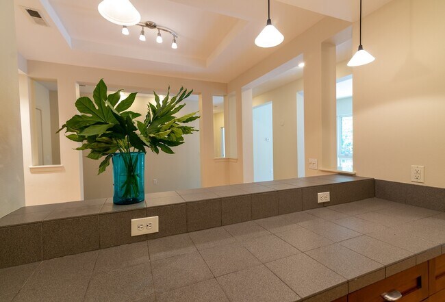 Building Photo - NO PARKING/2+ bed/2 bath top floor condo w...