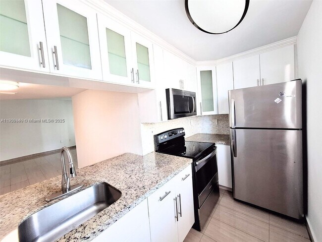 Building Photo - 2011 Bay Dr