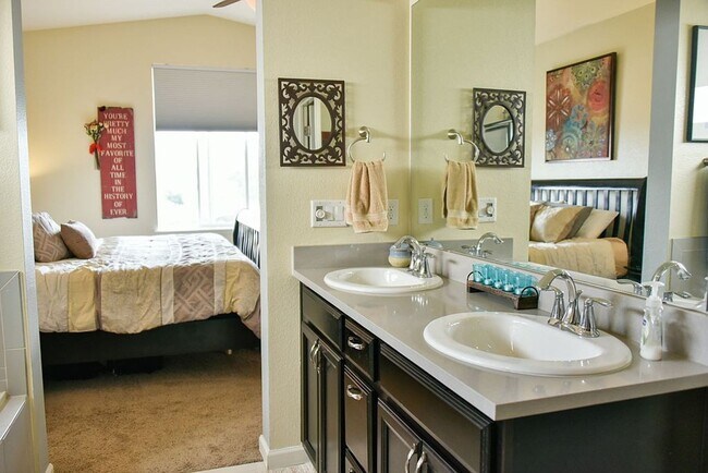 Building Photo - Great 3 Bed / 3 Bath with Garage! Open Floor Plan with Upgrades!