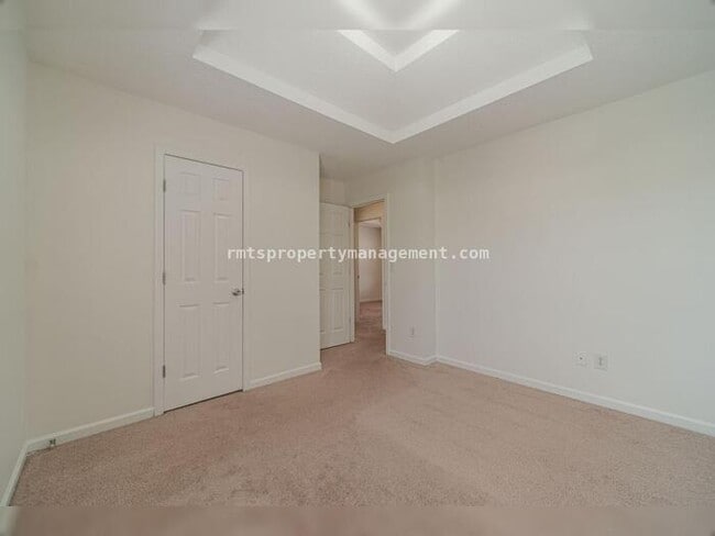 Building Photo - Spacious 4 bedroom 2.5 bath