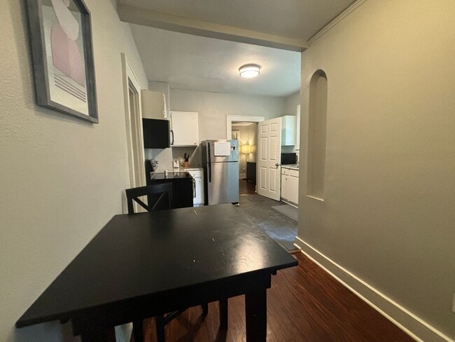 Building Photo - 312 S Valentine St