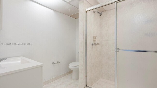 Building Photo - 10000 NW 80th Ct