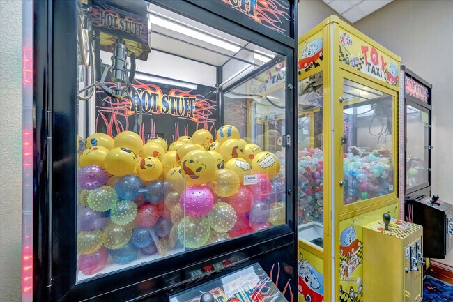 Building Photo - 8303 Palm Pkwy