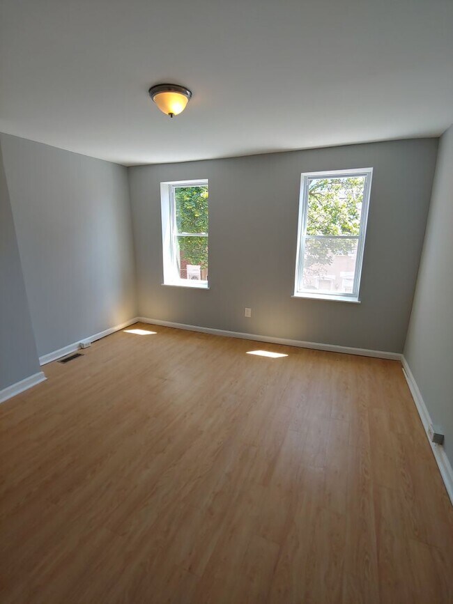 Building Photo - Gorgeous Point Breeze 2 bedroom house-