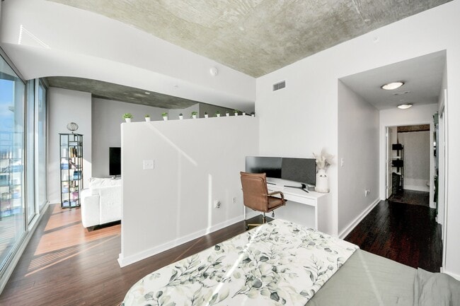 Building Photo - 5925 Almeda Rd