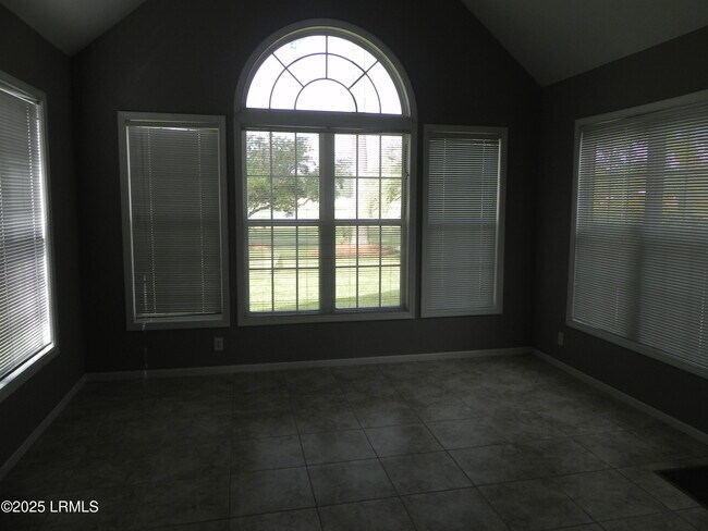 Building Photo - 130 Pinecrest Dr