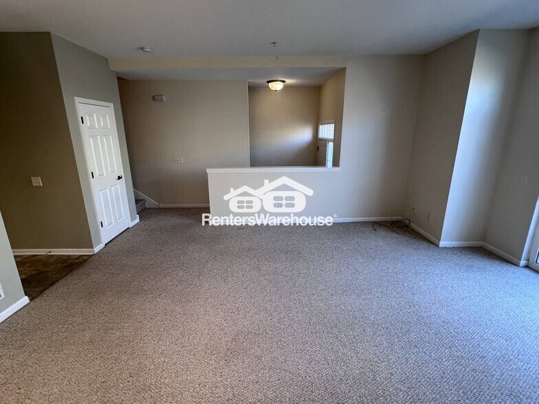 Building Photo - 8134 Oakview Cir N