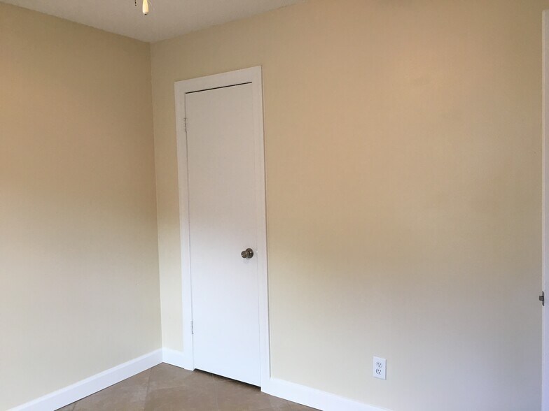 Building Photo - 3015 Yorktown Cir