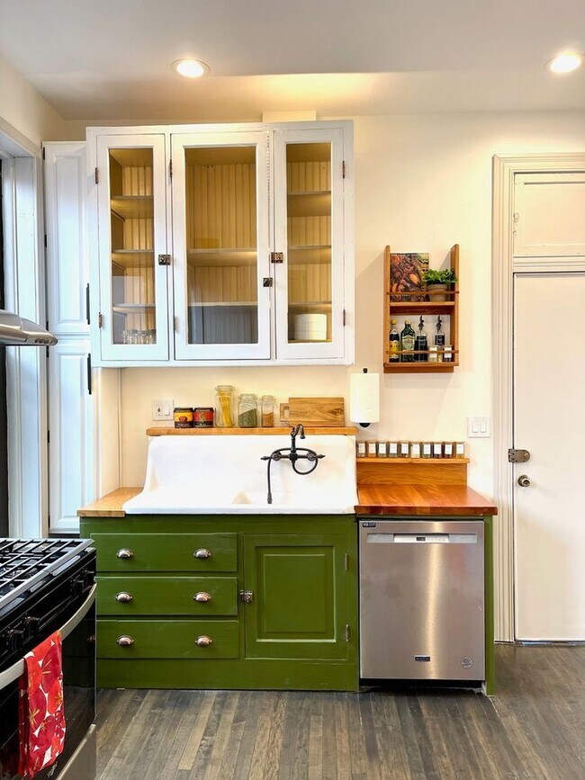 Building Photo - 3009 S Parnell Ave