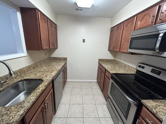 Building Photo - 3095 Hawthorne Dr NE
