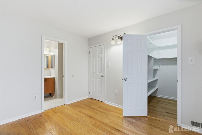 Building Photo - 60 Hampshire Dr