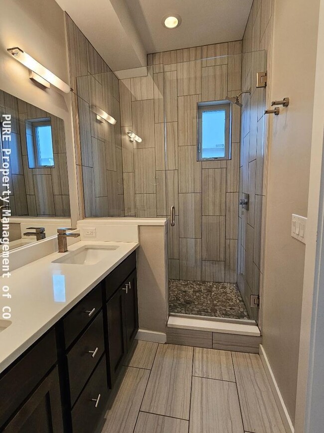 Building Photo - Beautiful 2 BR 4BA in the Highlands