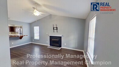 Building Photo - Charming 2BD/2 BA End Unit Townhouse w/Fireplace and Fenced Backyard