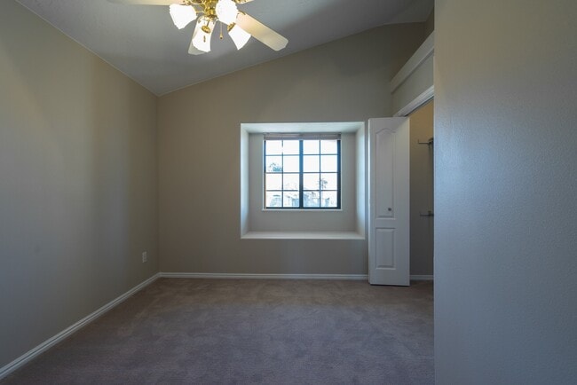 Building Photo - Spacious 6 Bedroom Home with a Balcony!
