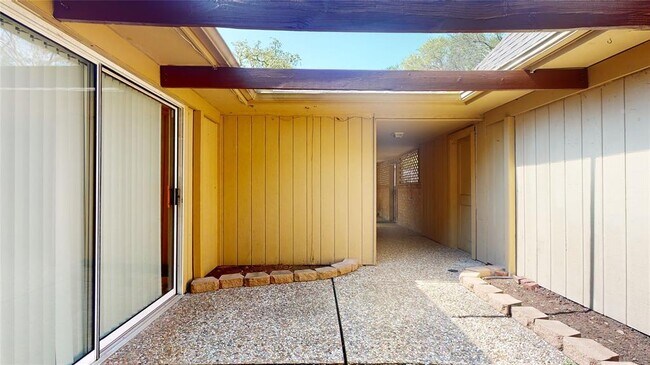 Building Photo - 12618 Misty Valley Dr