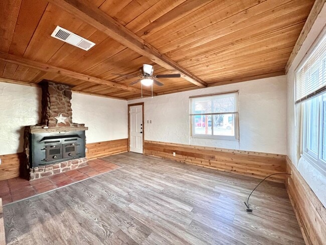 Building Photo - Adorable Cottage on Lytle
