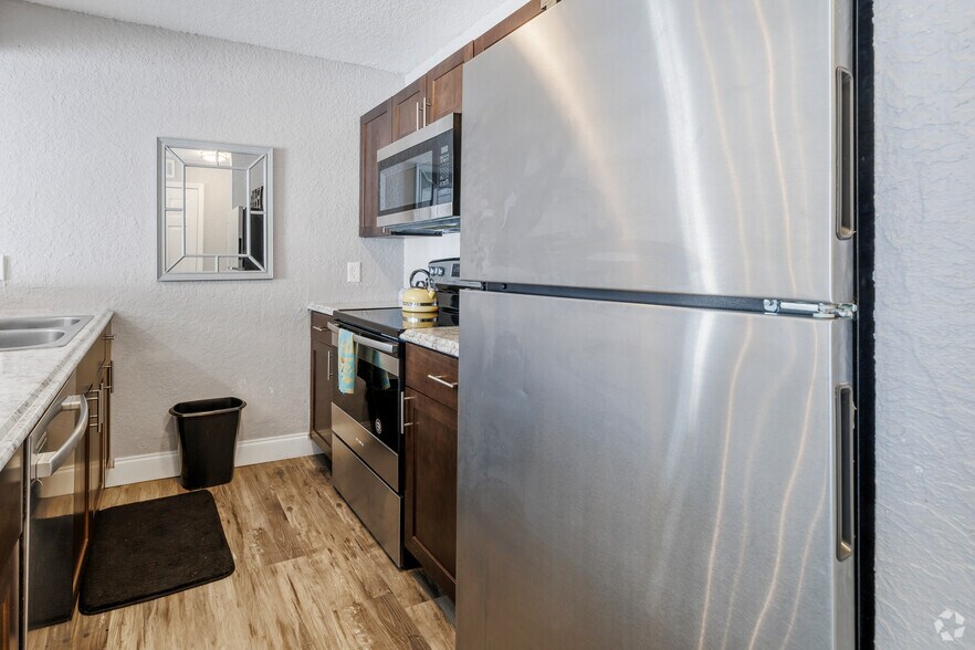 2BR, 2BA - 900SF - Kitchen - Oakwood Reserve