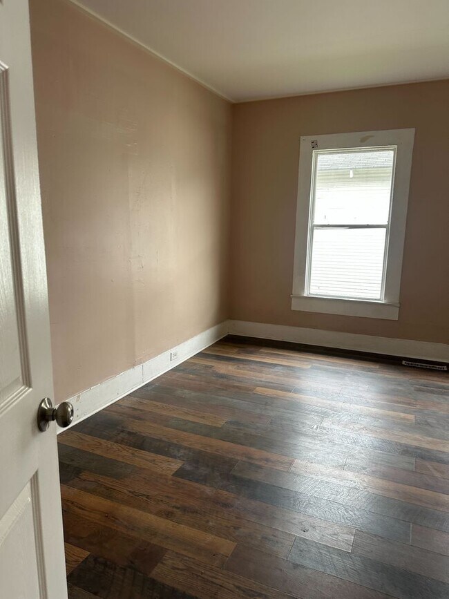 Building Photo - Charming 3-Bedroom, 1-Bathroom Home with Fenced Yard