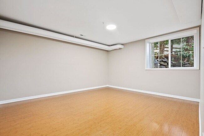 Building Photo - AIR CONDITIONED Townhome in Beautiful Summ...