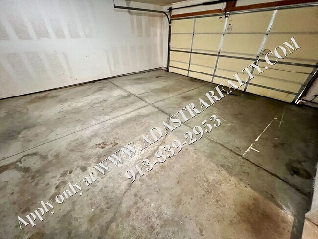 Building Photo - Beautiful 4 Bed Townhome in Gardner-Coming...