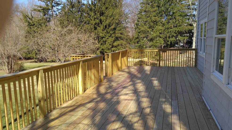 Enormous wrap-around deck - 275 croton dam road