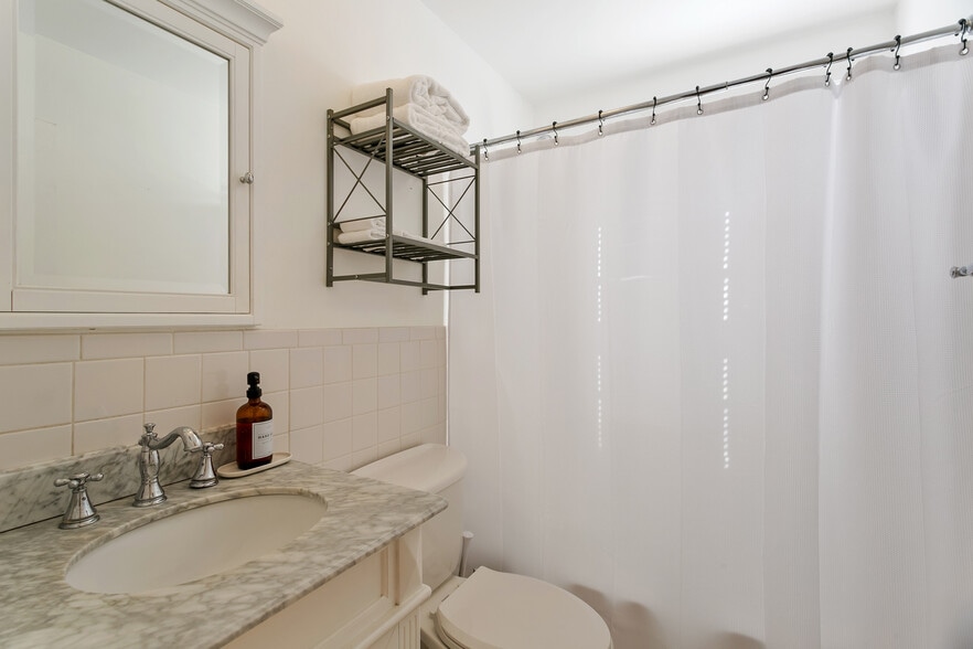 Full bath 1 - 1339 Saint Cloud Ave