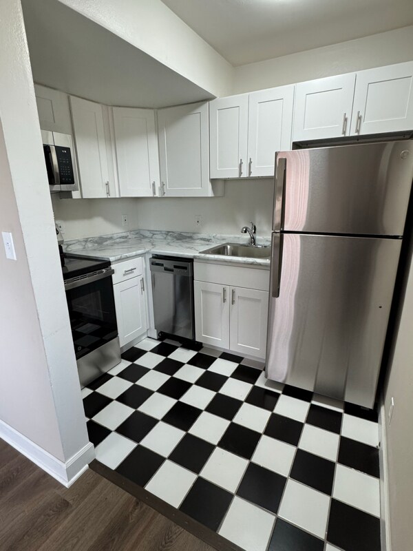 Primary Photo - 1041 E Knapp St