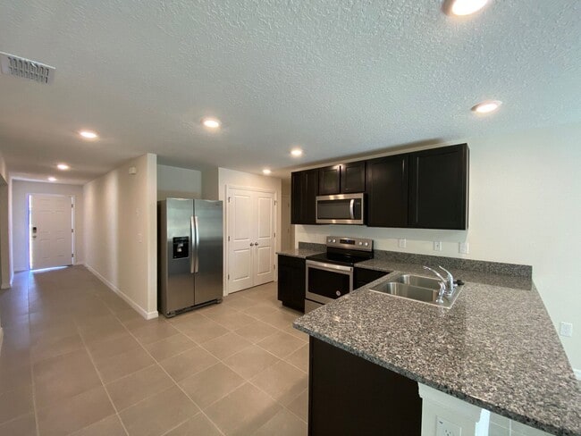 Building Photo - Desirable Lake Diamond Subdivision 3/2/2 **Won't Last**