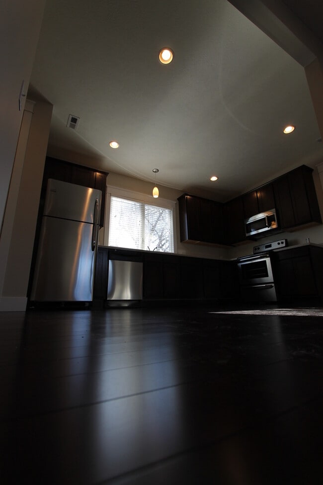 Building Photo - Luxury Finishes - Top-Floor Duplex Unit -- Mid-Town with a View