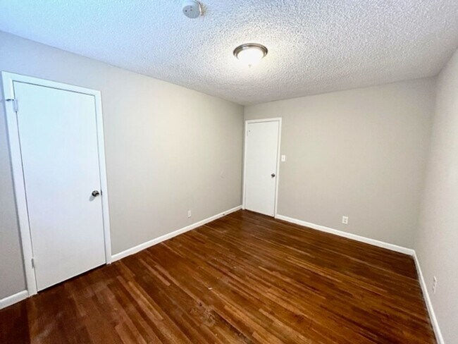 Building Photo - THREE BEDROOM/TWO BATH SPACIOUS HOME - CENTRAL LOCATION