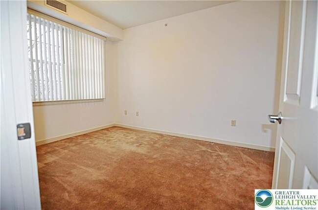 Building Photo - 2121 Hokendauqua Ave