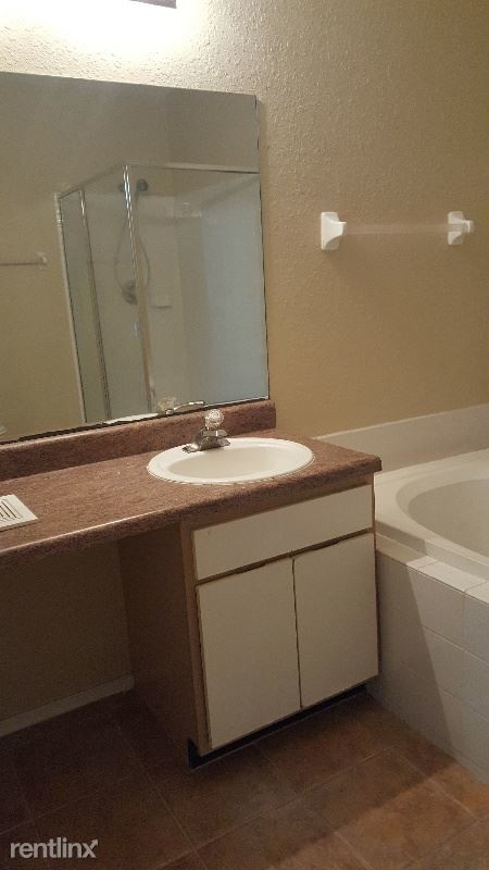 Building Photo - 16253 Enclave Village Dr