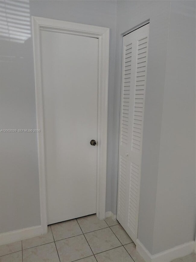 Building Photo - 1433 SW 24th Ct