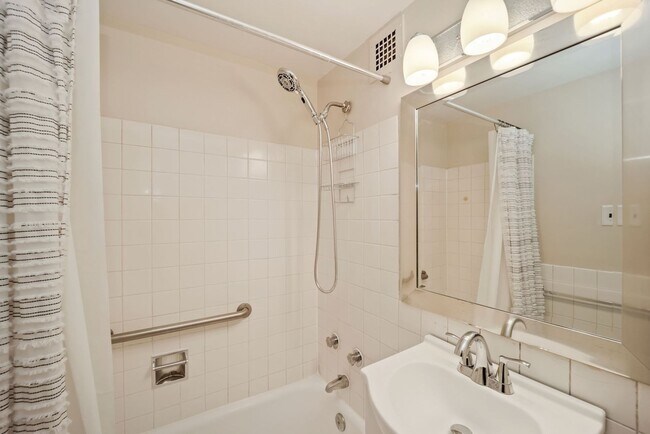 Building Photo - 1 bedroom 1 bathroom Condo in Navy Yard!