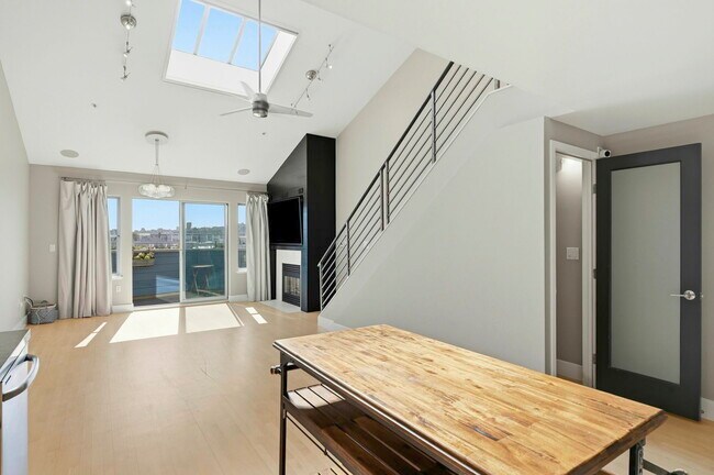 Building Photo - 588 S Van Ness Ave