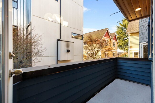 Building Photo - 1621 E Fir St