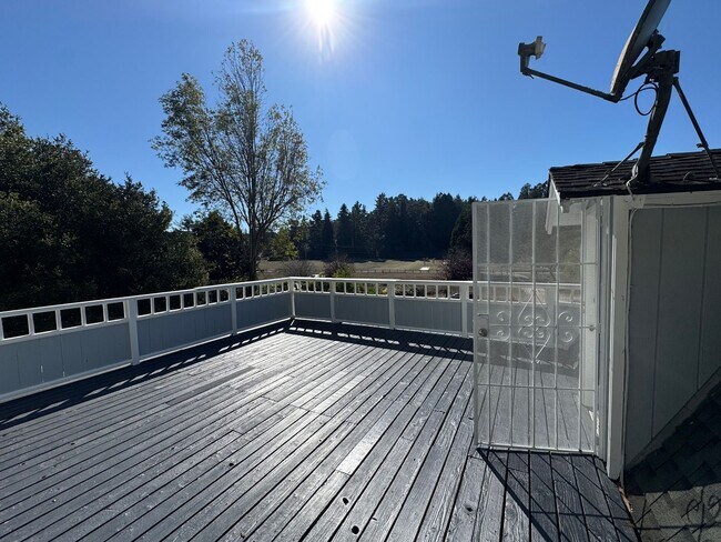 Building Photo - Country Living just minutes from Town