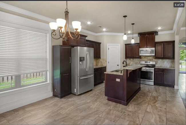 Building Photo - Beautiful 4 Bedroom 3 Full Bathroom DREAM ...