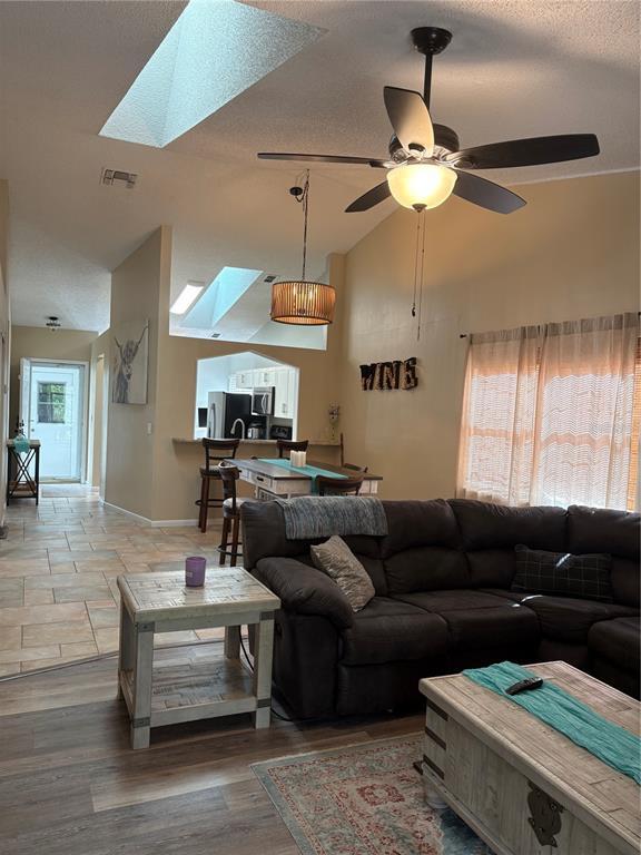 Building Photo - 571 Milburne Close