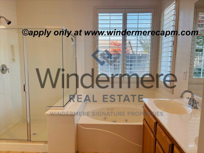 Building Photo - Bright & Stylish Entertainer's Retreat! Single story 3 bed- Plus Bonus Room!!