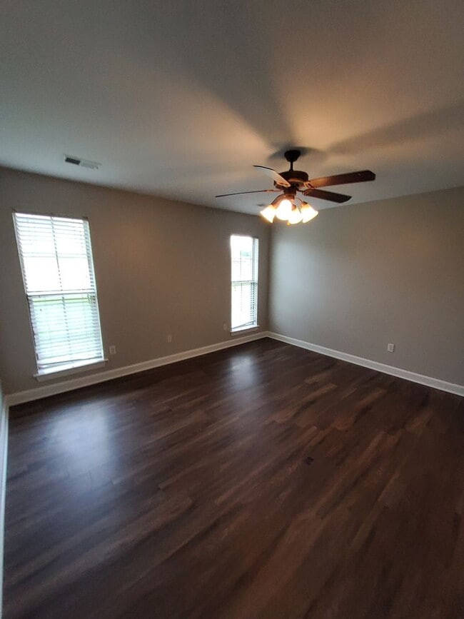 Building Photo - Modern Southaven Home with Two-Car Garage