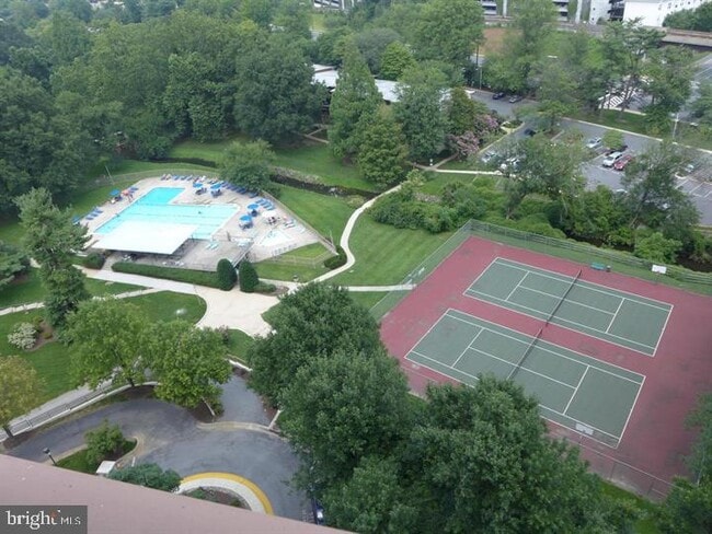 Building Photo - 10101 Grosvenor Pl