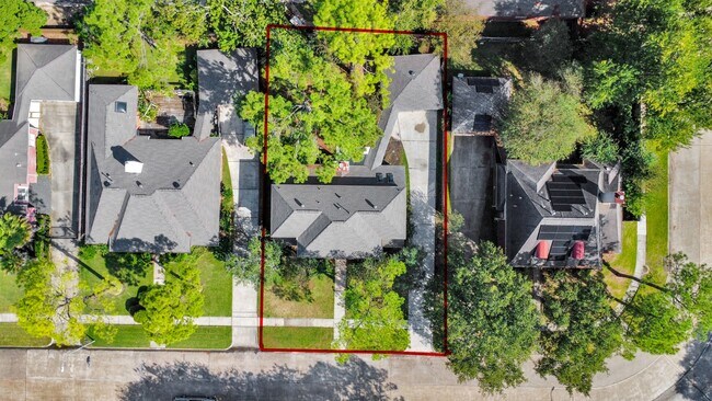 Building Photo - 15919 Lake Lodge Dr