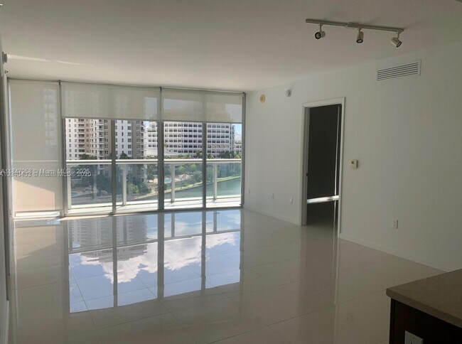 Building Photo - 495 Brickell Ave