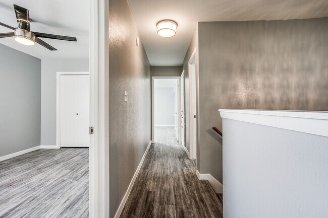 Building Photo - Gorgeous Upgraded 3 Bedroom 2.5 Bath with 2 car garage on Quiet Cul-De-Sac ---Eanes ISD!!