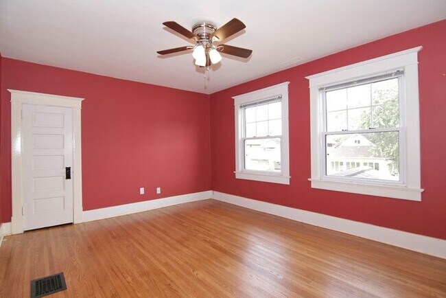 Building Photo - Great Location Steps From Main Street in Speedway!