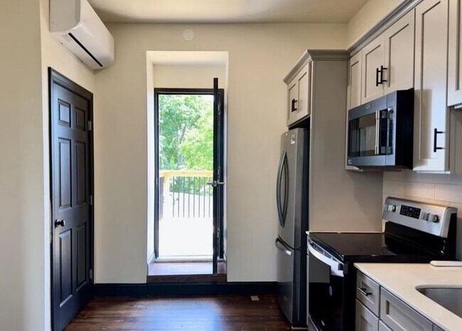 Building Photo - 709 N Duke St